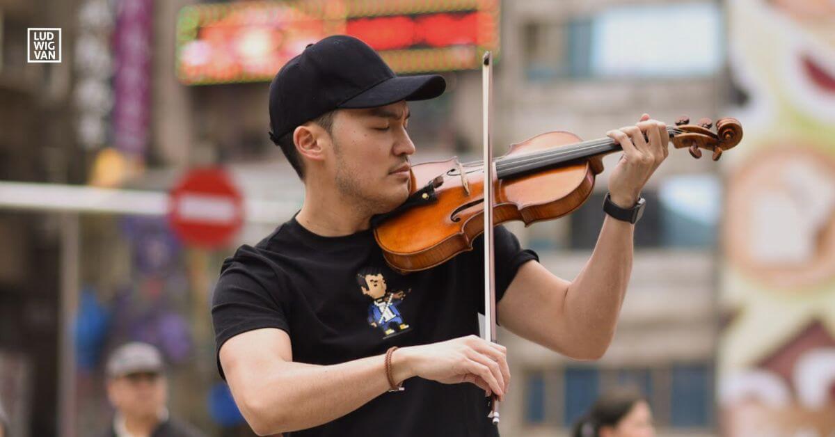 Ray Chen playing violin on street