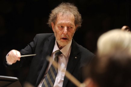 Yuli Turovsky conducting his goodbye concert with I Musici on May 18, 2011 (Bernard Brault/LaPress photo).