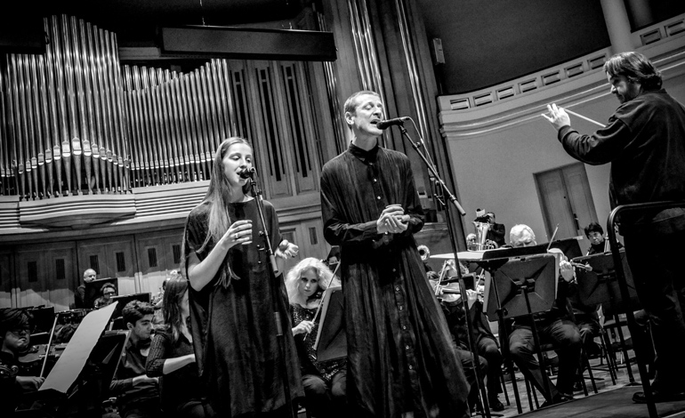 Piet Goddaer/Ozark Henry sings with the National Orchestra of Belgium, conductor Stefan Blunier. (Photo: Veerle Vercauteren)