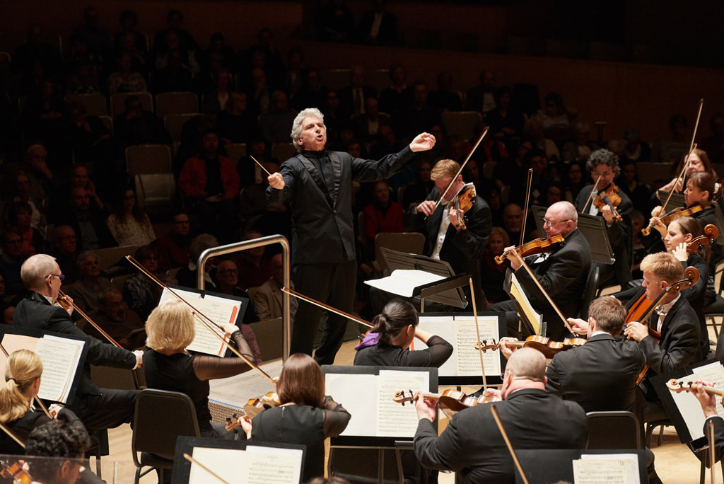 Peter Oundjian conducts Scheherazade.2 with the Toronto Symphony Orchestra. (Photo: Malcolm Cook)