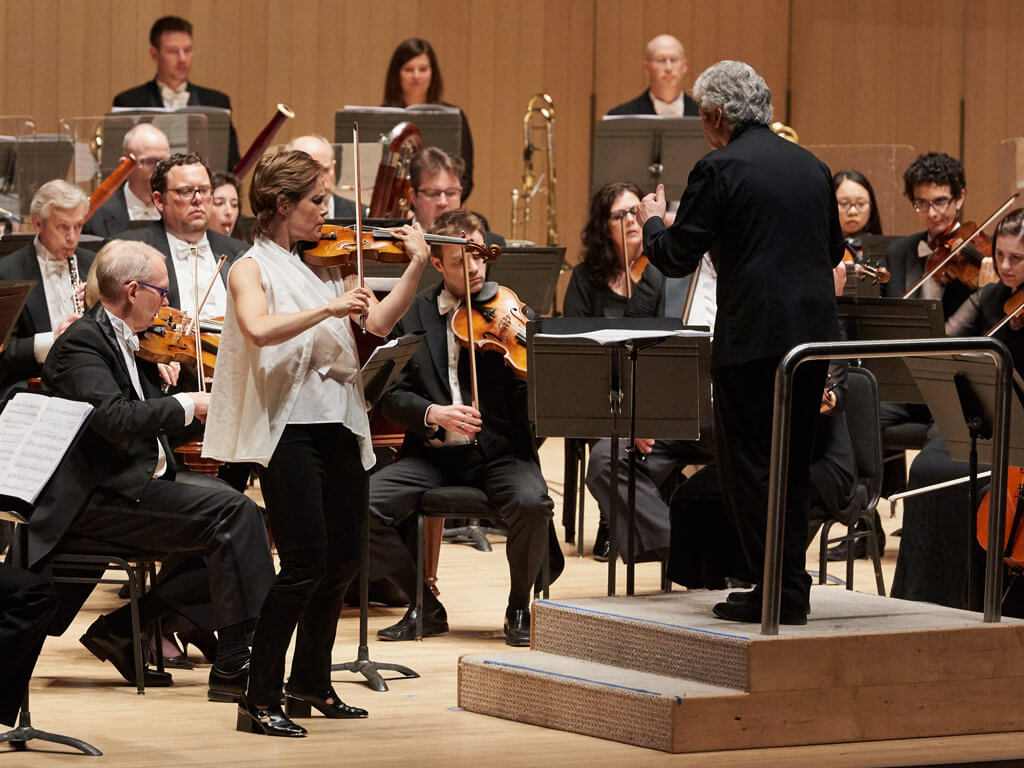 Toronto Symphony Orchestra with Leila Josefowicz (violin), Peter Oundjian (conductor). (Photo: Malcolm Cook)