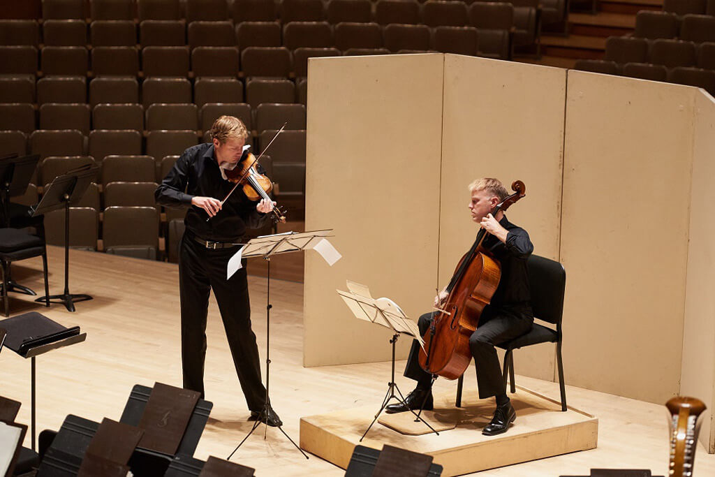 Jonathan Crow (violin), Joseph Johnson (cello) (Photo: Malcolm Cook)