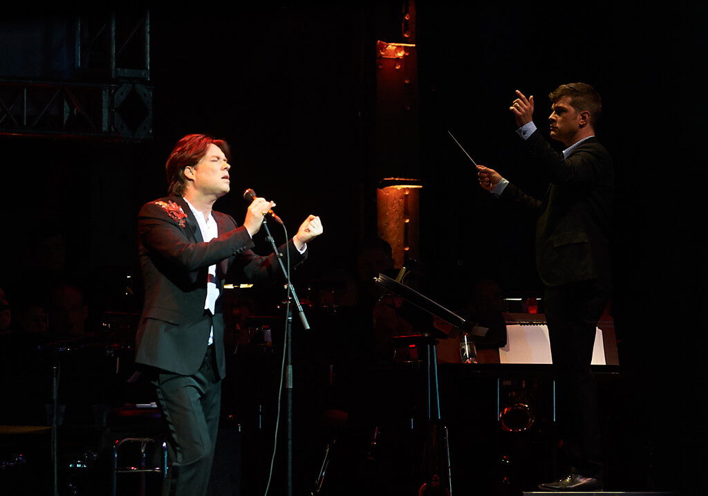 Rufus Wainwright and Stephan Oremus, conductor (Photo: David Leyes)