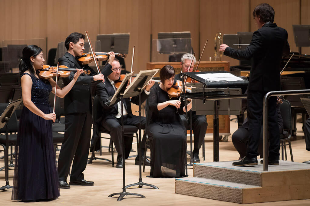 Kristjan Järvi (conductor), Shane Kim and Eri Kosaka (violins). (Photo: Arthur Mola)