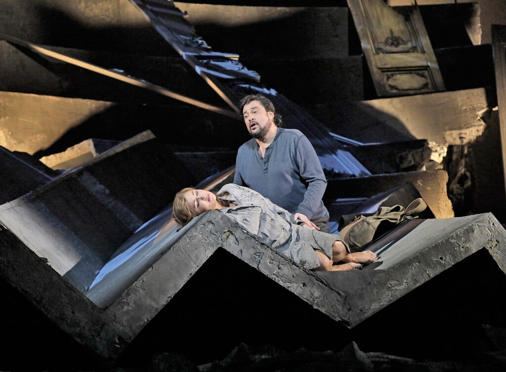 Anna Netrebko in the title role and Marcelo Álvarez as des Grieux in Puccini's Manon Lescaut. (Photo: Ken Howard)