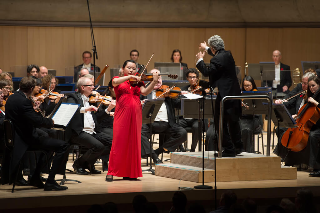 The TSO with Peter Oundjian (conductor) and soloist Teng Li (viola)(Photo: Jag Photography)