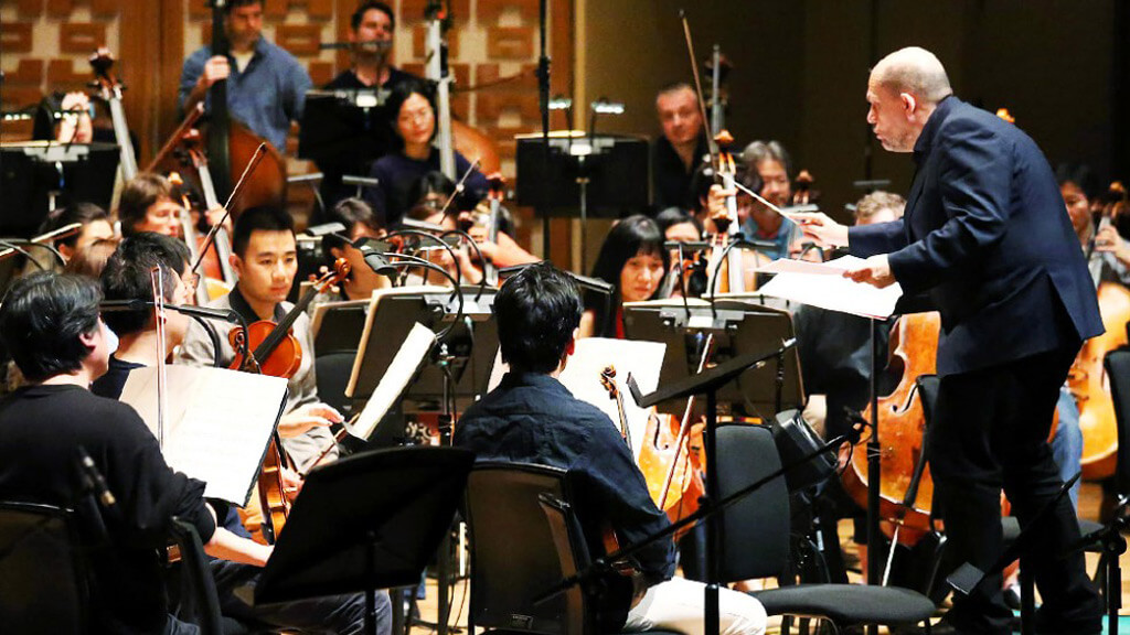 Jaap van Zweden rehearses with the Hong Kong Philharmonic. (Photo: Nora Tam)