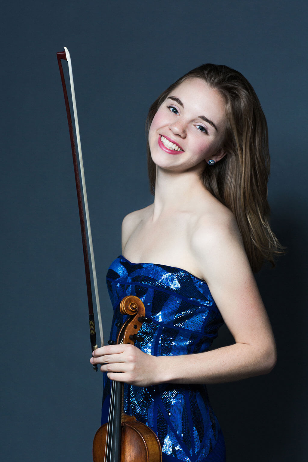 Amy Hillis possède un son ample et chaleureux et elle maîtrise le violon avec tant de facilité qu’il est impossible de décrocher de son jeu passionnant. 