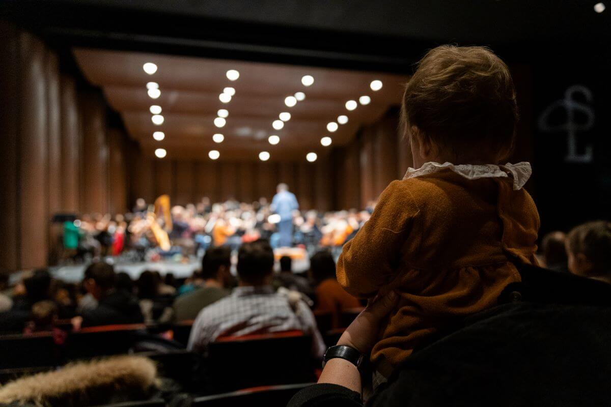 Selon une étude récente, la musique vécue en concert éliciterait une réaction plus forte dans le cerveau que la musique enregistrée. (Photo : Bébé musique par Gabriel Fournier)