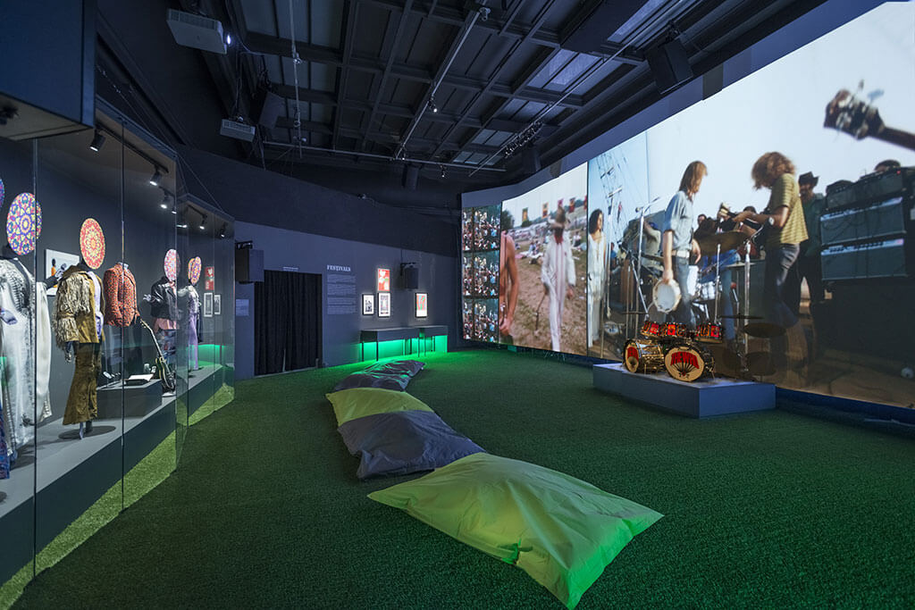 Tout au long de son parcours, le visiteur est invité à porter des écouteurs interactifs dans lesquels la bande sonore de l'expo se faufile au gré de ses déplacements. (Crédit photo: BIL)