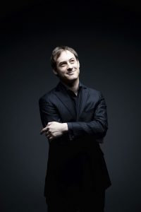 Jonathan Cohen dirige les Violons du Roy dans un programme Bach et Telemann. (Crédit: Marco Borggreve)