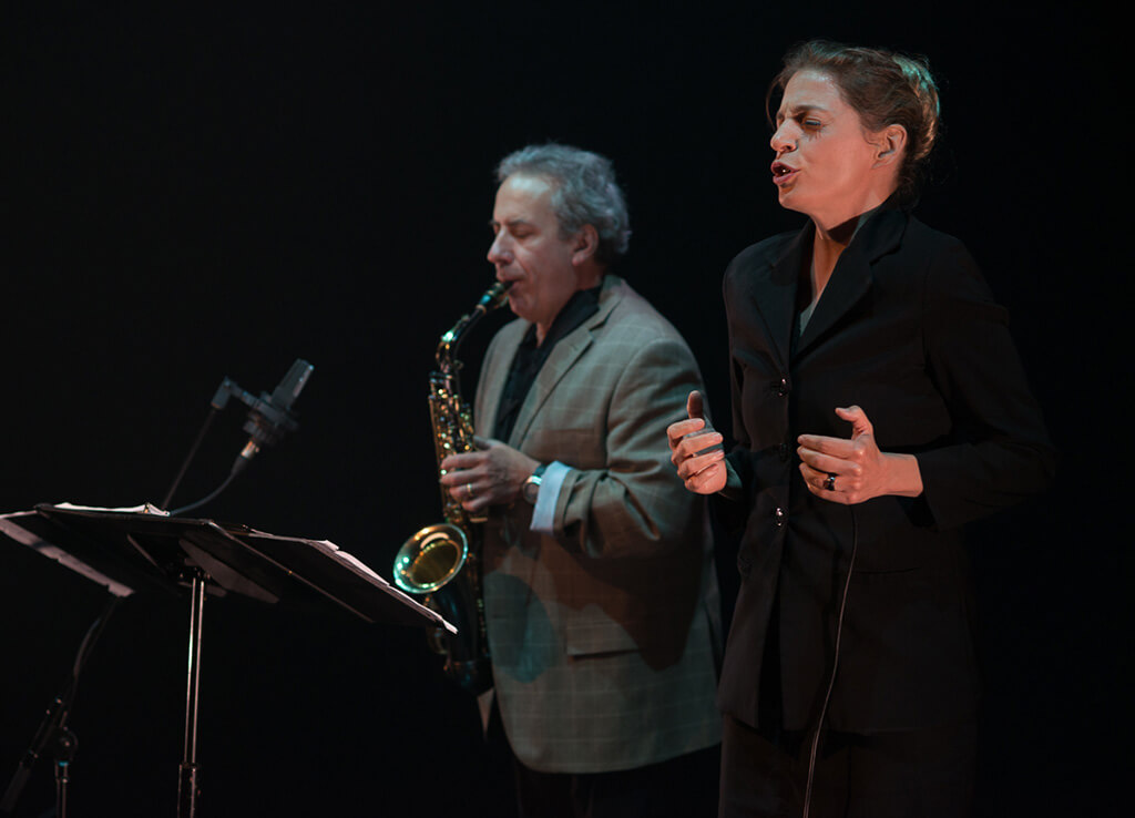 La mezzo-soprano Marie-Annick Béliveau partagera la scène avec le saxophoniste Jean Derome dans Love Songs, d'Ana Sokolovic. 