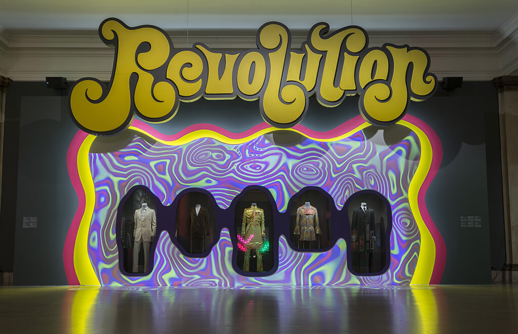 L'exposition Révolution que présente le Musée des beaux-arts de Montréal jusqu'au 9 octobre 2017, avec ses quelque 700 œuvres ou artefacts, ne peut que survoler l'extraordinaire activité culturelle et sociale qui a transformé le monde et changé la vie à partir de la deuxième moitié des années 1960. (Crédit photo: BIL)