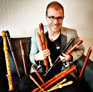 Aujourd’hui, Vincent Lauzer possède plus d’une quinzaine d’instruments pour combler les besoins de sa carrière florissante. Il nous fait découvrir sa collection. (Crédit photo: Béatrice Cadrin)