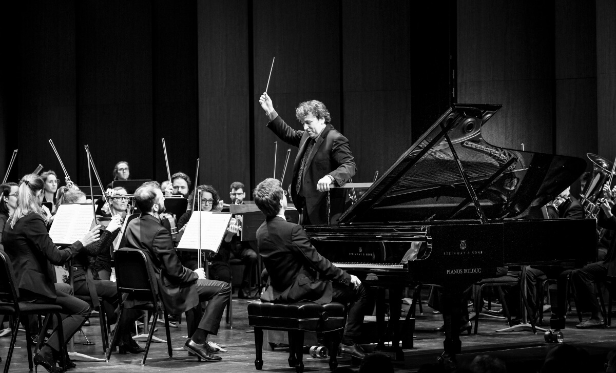 Alain Trudel dirigeant l'Orchestre symphonique de Laval (Photo : André Chevrier)