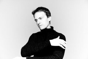 Alexandre Tharaud rend hommage sur disque à son idole, la grande Barbara, en compagnie d’un cortège d’artistes qui reprennent certains des plus beaux titres de la chanteuse légendaire. (Crédit: Marco Borggreve).