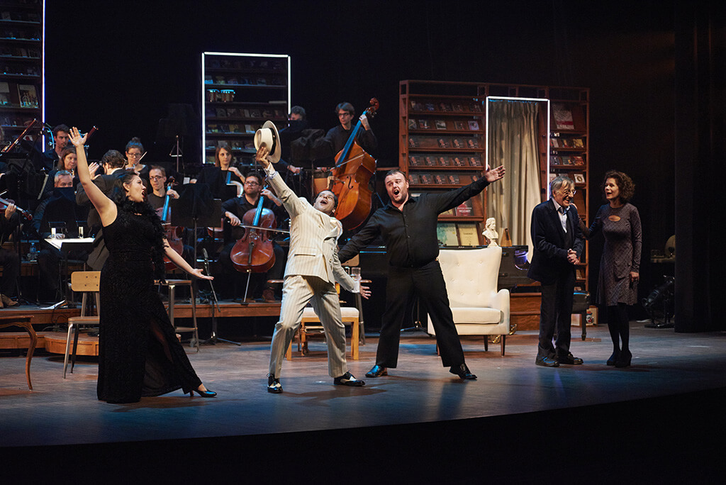 Gilbert Lachance ne fait pas que jouer, il chante, danse et joue du piano. (Crédit: Frank Desgagnés)