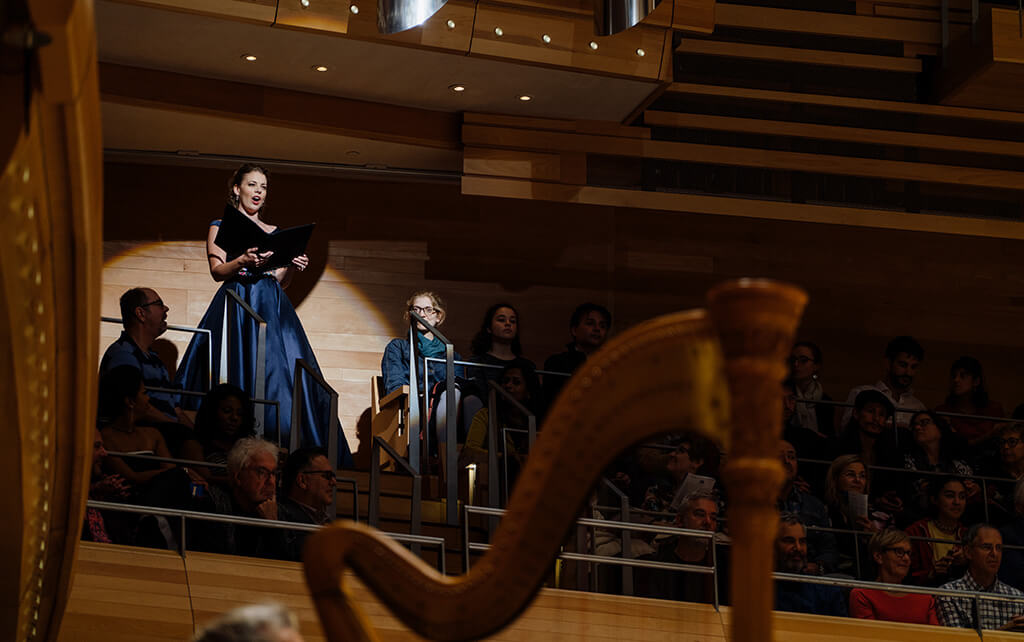 La soliste, Marjorie Maltais, mezzo-soprano, chante sa partie des balcons avant, à gauche du chœur. (Crédit: François Goupil)