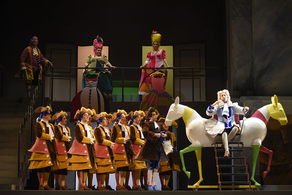 Ce que l’on remarque avant tout de cette production venue du Houston Grand Opera, ce sont les costumes très colorés qui semblent sortir d’un livre de contes. (Crédit: Yves Renaud)