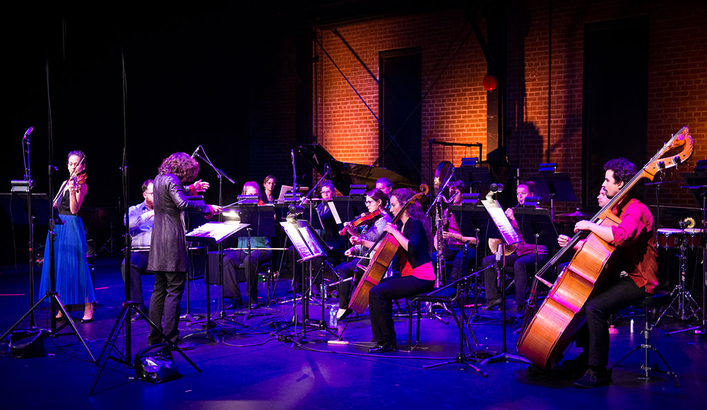 L'Ensemble contemporain de Montréal (ECM+) s'est produit devant une salle comble au Roundhouse Theater de Vancouver. (Crédit: Jan Gates)