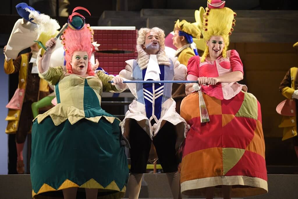 Lauren Margison (Clorinda), Vito Priante (Dandini) et Rose Naggard-Tremblay (Tïsbe). (Crédit: Yves Renaud)