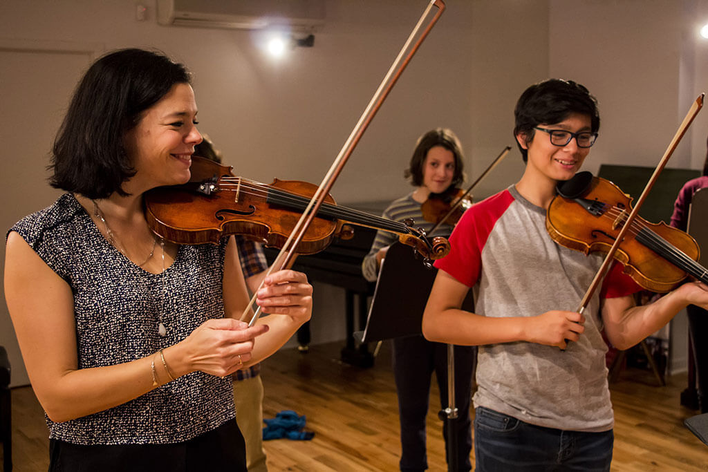 Marie-Claire Cousineau a repris depuis quelques années le flambeau de la direction des Petits Violons, transmis par son père, décédé il y a maintenant cinq ans. (Crédit: Mikhaël-Esterez)