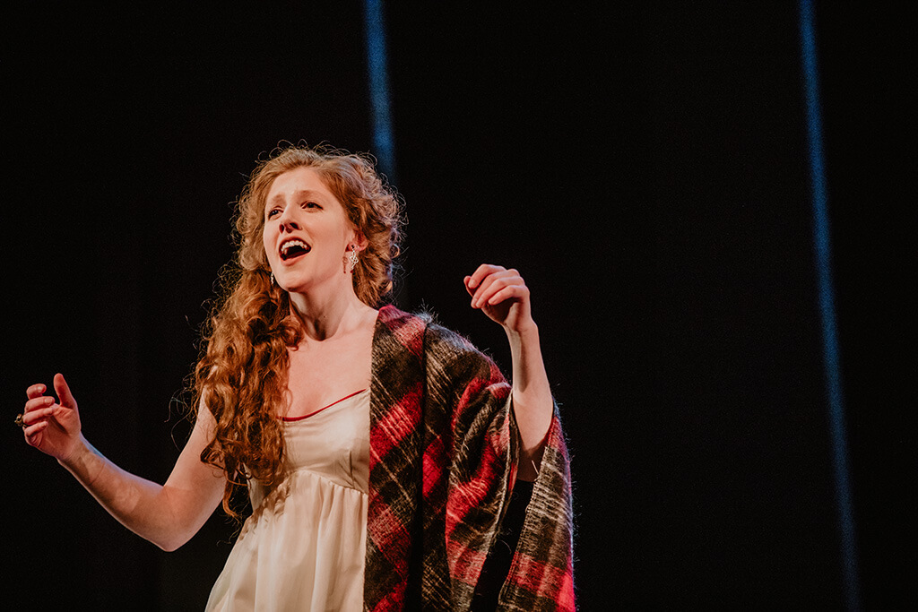 Gina Hanzlik, soprano, dans Lucia di Lammermoor à Opéra McGill. (Crédit: Brent Callis)