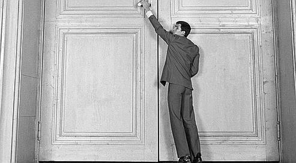 Le monodrame La Porte, de José Evangelista, est inspiré de contes traditionnels indiens, perses et arabes structurés autour du conte Devant la loi de Kafka. (Photo: image du film Le Procès, d'Orson Welles)