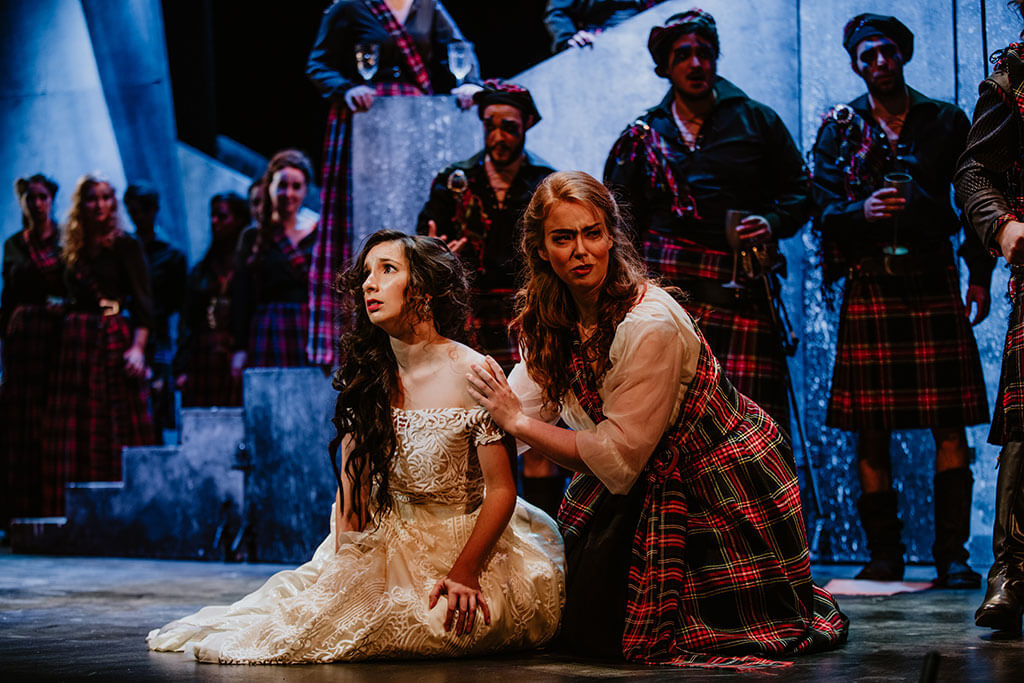 Trois sopranos incarnent Lucia, dans une production avec deux distributions d'étudiants de l'Université McGill. (Crédit: Brent Callis)