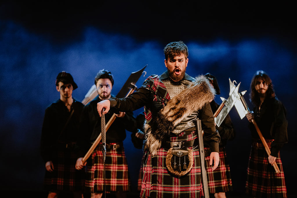 Les costumes de Ginette Grenier servent à merveille la reconstitution historique choisie par le metteur en scène. (Crédit: Brent Callis)