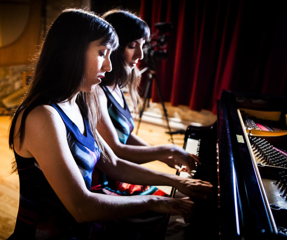 Les sœurs Hourshid et Mehrshid Afrakhteh, du duo TwinMuse. (Crédit: Marc-André Laliberté)