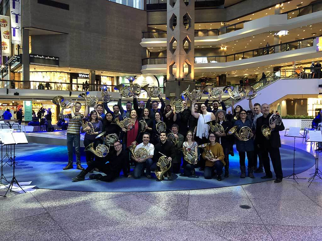 Sarah Willis a profité de sa présence à Montréal pour organiser un petit "flash mob" au Complexe Desjardins avec ses collègues. (Crédit: Stéphanie Dupuis)