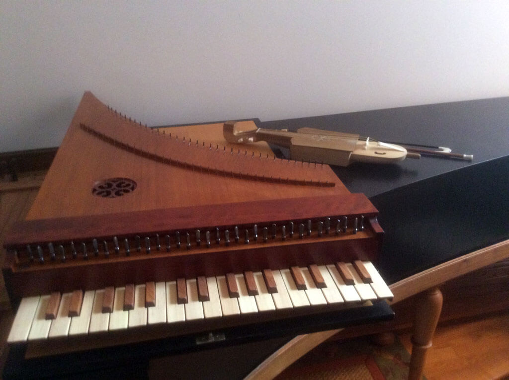 Le clavicymbalum, petit instrument à cordes frappées. (Photo: courtoisie). 