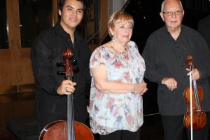 Bruno Tobon en compagnie des membres fondateurs de Musica Camerata Berta Rosenohl et Luis Grinhauz. (Photo : courtoisie de Musica Camerata)