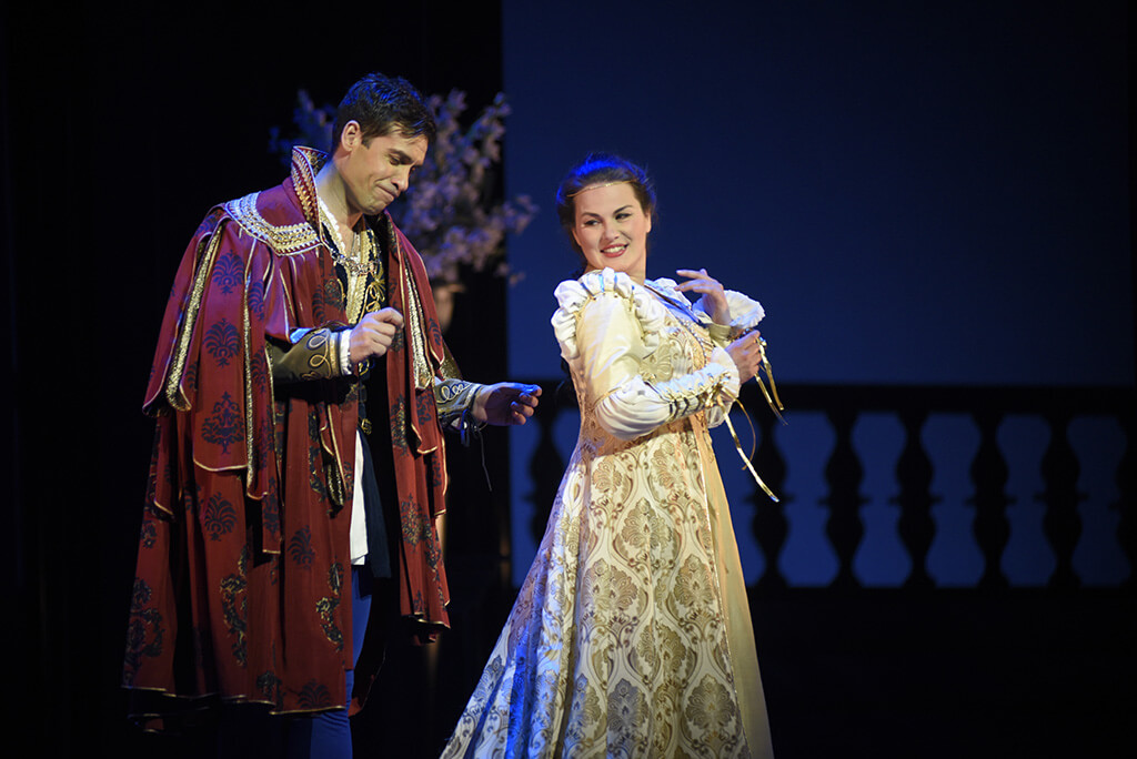 Le ténor espagnol Ismael Jordi et la soprano Marie-Ève Munger dans Roméo et Juliette, à l'Opéra de Montréal. (Crédit: Yves Renaud)