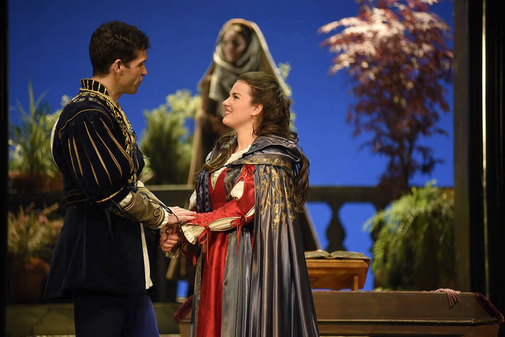 Le ténor espagnol Ismael Jordi et la soprano Marie-Ève Munger dans Roméo et Juliette, à l'Opéra de Montréal. (Crédit: Yves Renaud)