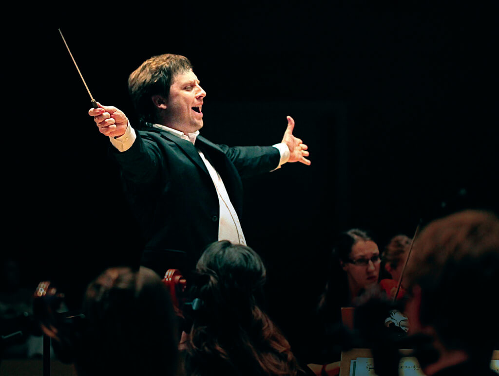 Jean-Philippe Tremblay dirige d'Orchestre de la Francophonie à la Maison symphonique ce dimanche. (Photo: courtoisie)