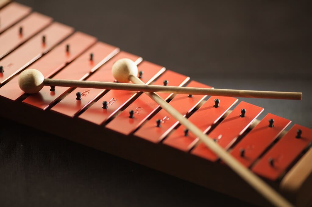 Lorsque l'enfant manipule un instrument, il a accès à un autre mode d’expression, à un espace créatif qui lui permet de faire jaillir les émotions qu’il ressent. (Photo: banque d'images)