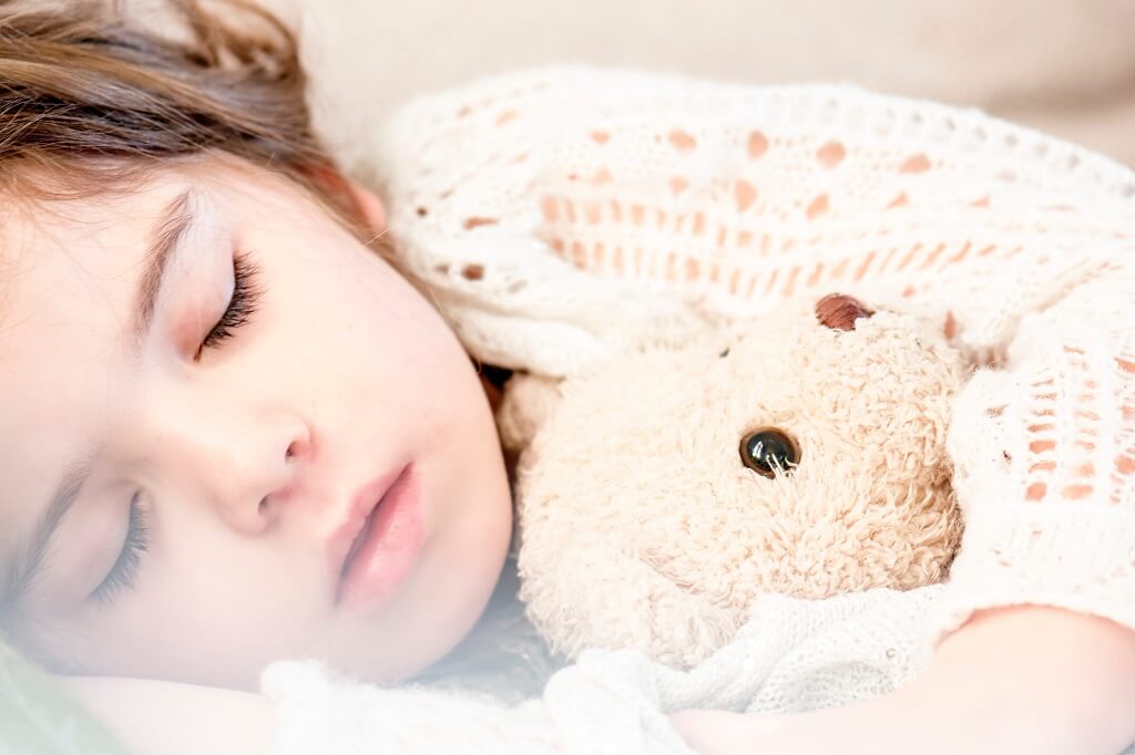 Grâce à la musique, l'enfant reprend le contrôle et la maitrise de lui-même dans cet univers qu’il côtoie quotidiennement et qui peut être très anxiogène et même douloureux. (Photo: banque d'images)