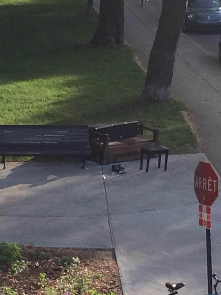 Le piano public situé près du parc Molson a été vandalisé pendant la nuit. (Crédit: Julie Rocheleau)