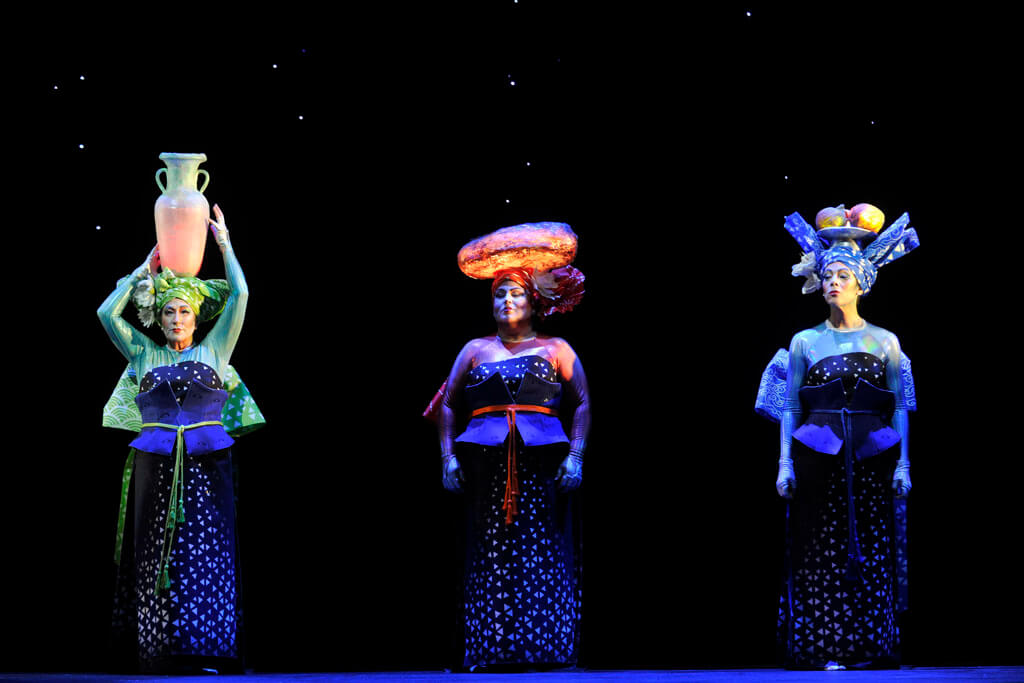 Les costumes sont nombreux et élaborés. (Crédit: Louise Leblanc