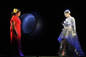 La Flûte enchantée de Mozart dans une mise en scène de Robert Lepage est présentée à guichets fermés cette semaine au Festival d'opéra de Québec. (Crédit: Louise Leblanc)