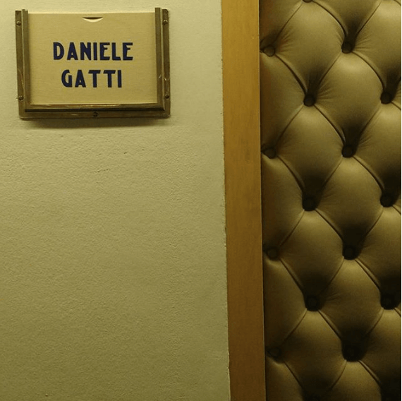 Porte de la loge de Daniele Gatti, prise lors de notre visite au Concertgebouw d'Amsterdam en novembre 2017. (Crédit: Caroline Rodgers)
