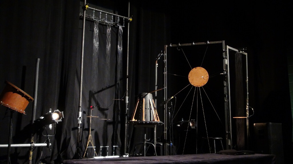 Les instruments inventés d'André Pappathomas sont également exposés, dans la salle de concert. (Photo: fournie par André Pappathomas)