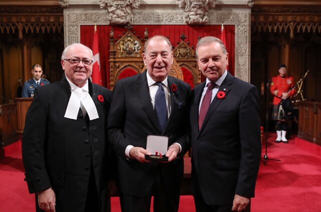 Bernard Stotland (au centre) reçoit une médaille du 150e anniversaire du Sénat du Canada, des mains du Président du Sénat, l’honorable George J. Furey (à gauche), et du sénateur Serge Joyal. (Photo: courtoisie de Martin Boucher communications)