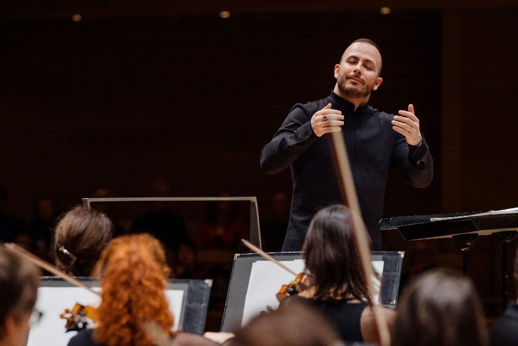 Leading with a score but no baton, YNS seemed to be breathing the music rather than beating time. (Photo : François Goupil)