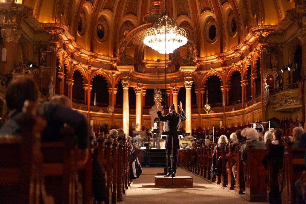 turning on the spot as necessary and giving Zenlike directions without a baton. (Photo: Jérôme Bertrand).