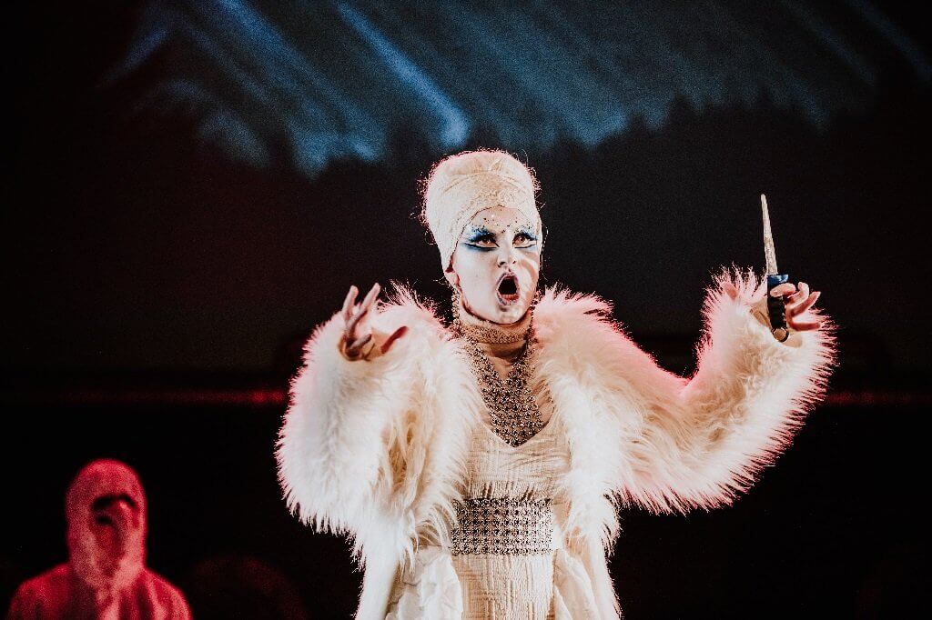 La reine de la nuit incarnée par la soprano Sarah Dufresne était très réaliste et présente. (Photo: Brent Callis)