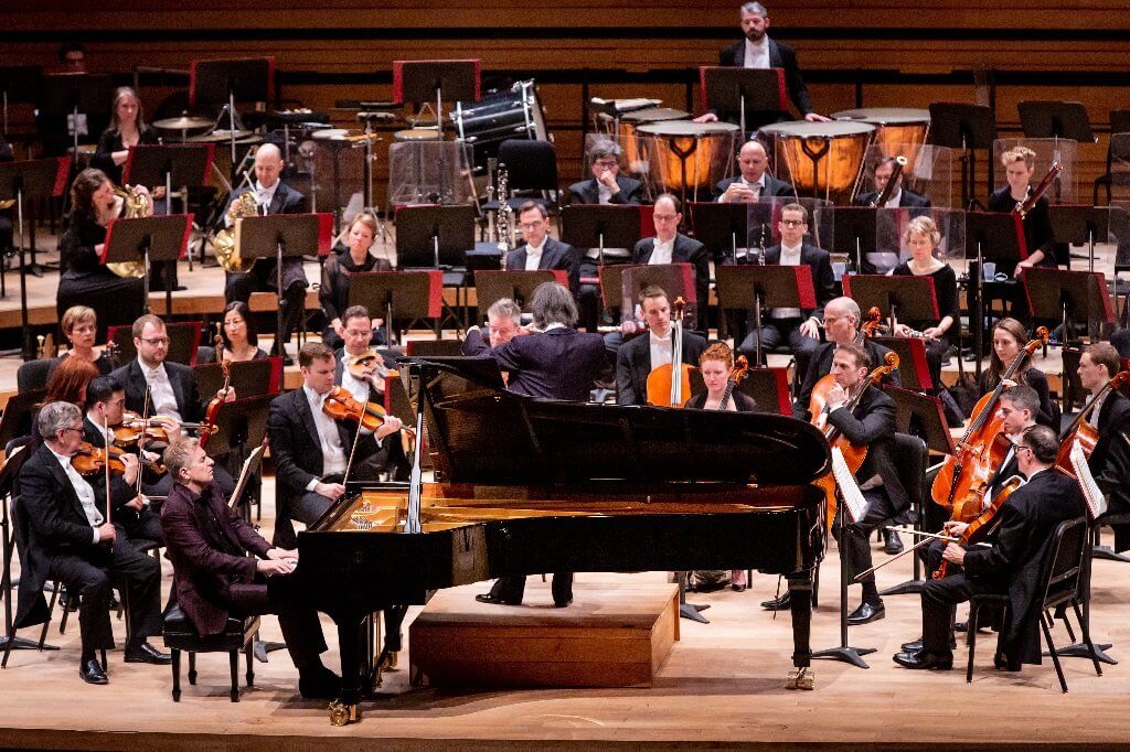 Ce test ultime avant le grand départ avait de quoi impressionner, avec 105 musiciens, un Kent Nagano dans une forme splendide et un soliste, Jean-Yves Thibaudet, en pleine possession de ses moyens