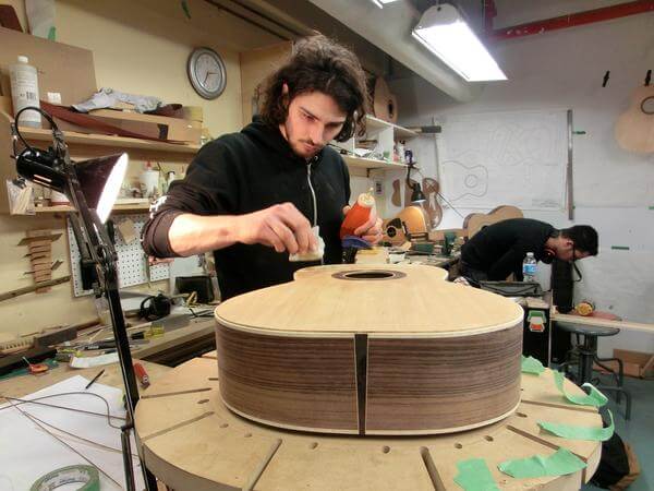 Un étudiant de l'école de lutherie Bruand, à Longueuil. (Photo: André Brunet)